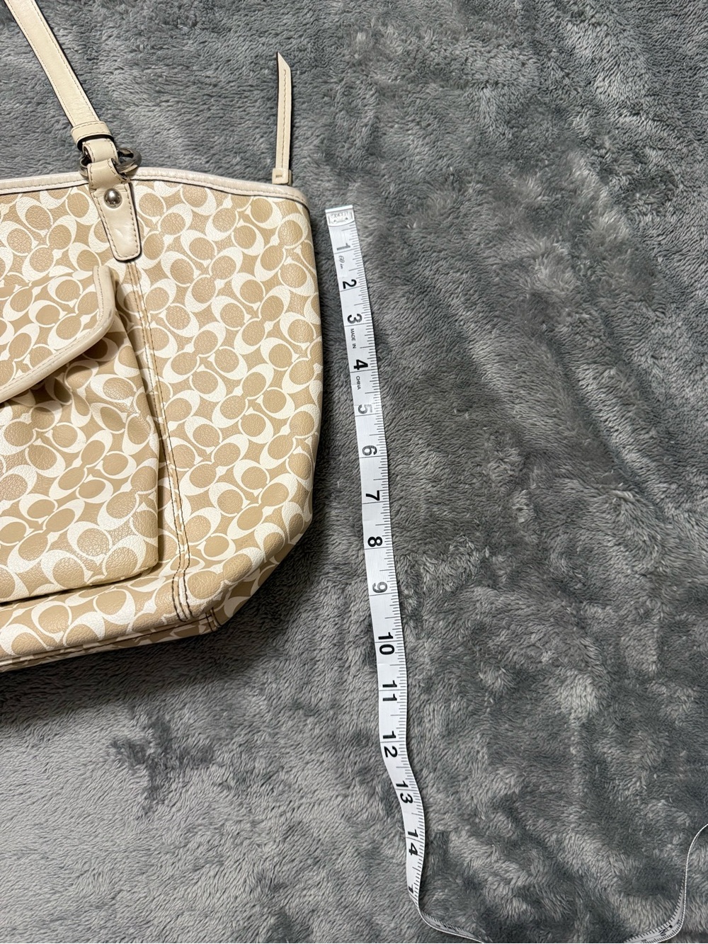 Coach Beige Signature Canvas Shoulder Bag with Cream Trim - Picture 3 of 7